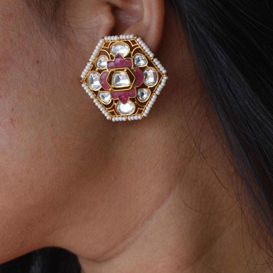 Green gemstone kundan studs with pearl trim and hexagonal floral-inspired setting